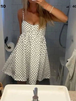 Prickig klänning  - Populär prickig klänning från Zara !!🐄🖤⛄️