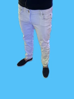 Jacob cohen jeans - Snygga vita Jacob cohën jeans med perfekt passform och klassisk design. Jeansen har raka ben och helt perfekta att klä upp eller klä vardagligt. Perfekta för dig som vill ha en clean och stilren look.