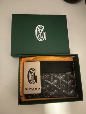 Plånbok  - Säljer en snygg plånbok bra att ha i fickan för den är inte stor kan diskutera pris 