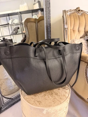 Svart shoppingväska i skinn - Crafted from premium 100% genuine Italian leather 🇮🇹 	•	Dimensions: 26/55 × 30 × 12 cm 	•	Material: Natural leather 	•	Color: Black