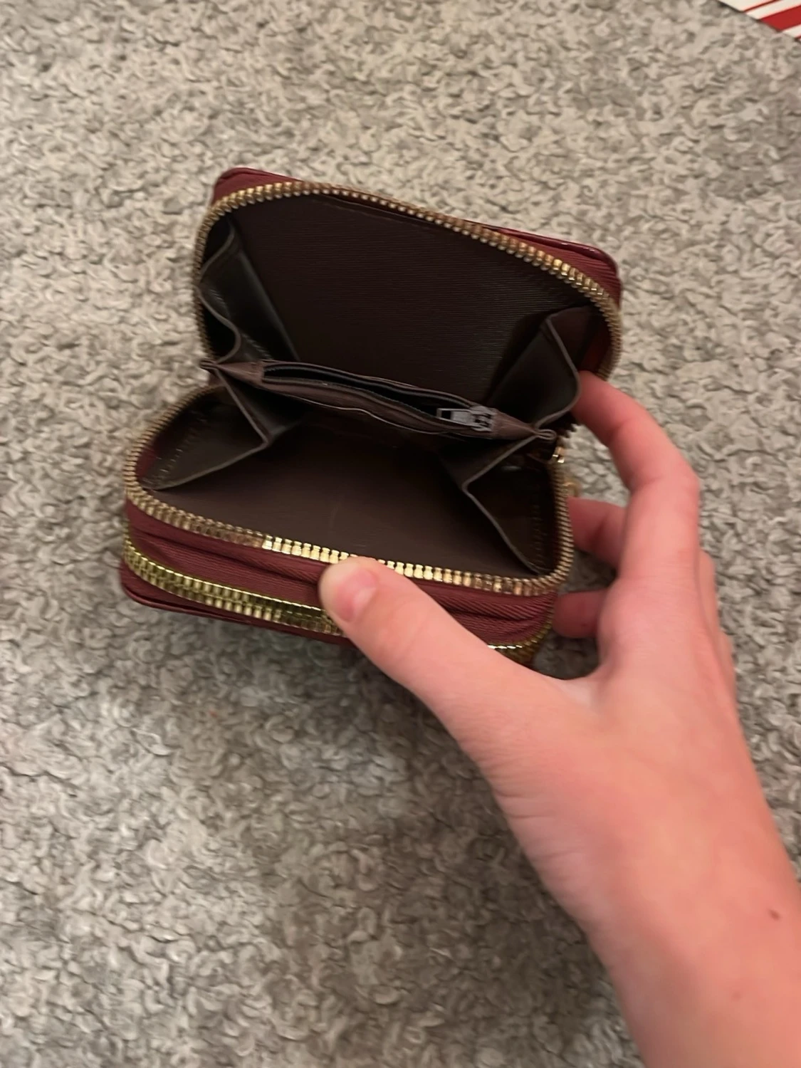 Vinröd plånbok med krokoprägling - 3