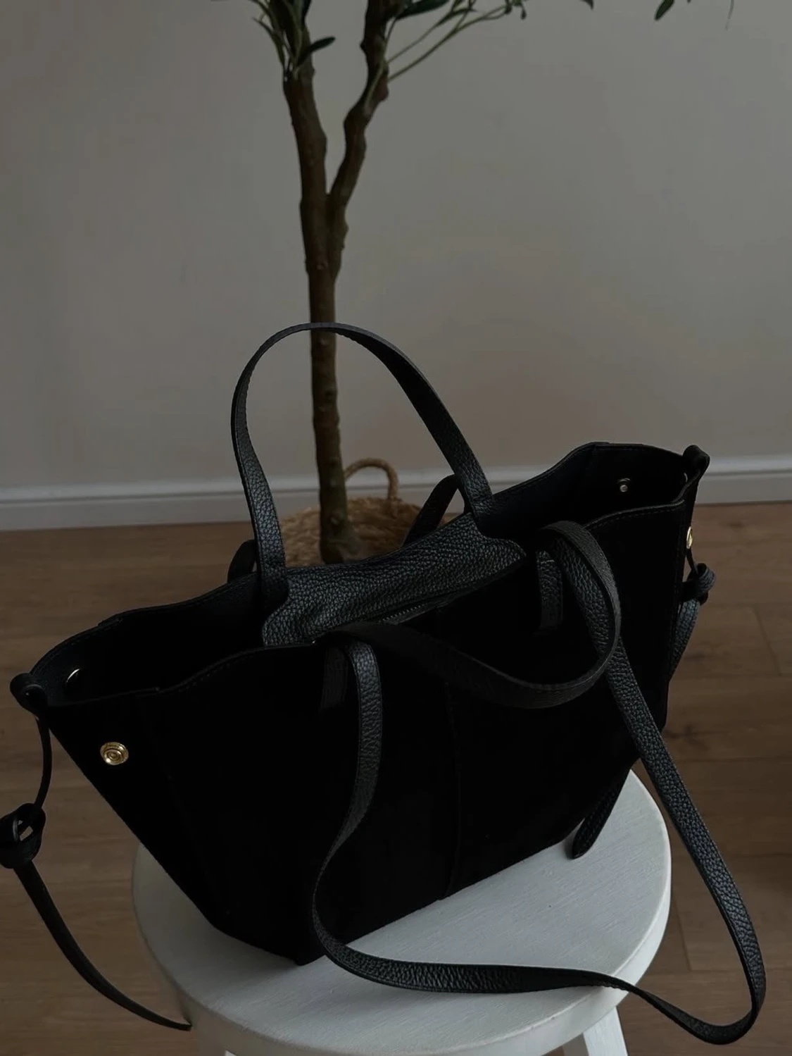 Svart handväska i mocka och skinn - 1