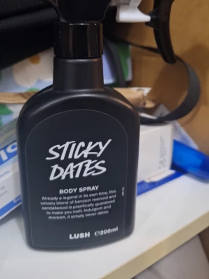 Sticky Dates Body Spray 200ml - Body spray från Lush med en mix av benzoin resinoid och sandelträ. Vegansk och självkonserverande. Volym: 200ml. Perfekt för dig som vill sticka ut med en unik doft. Tagit ur endast 5-8 sprut . 