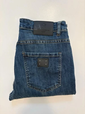 Dolce & Gabbana jeans  - Marinblåa Dolce & Gabbana jeans //  Mycket bra skick //  Storlek 31 //  Mått  Midja bredd 40cm  Längd 89cm Innerben längd 61cm  Lårvidd 27cm  Benöppning 16cm  Skriv vid minsta fråga eller fundering🤝