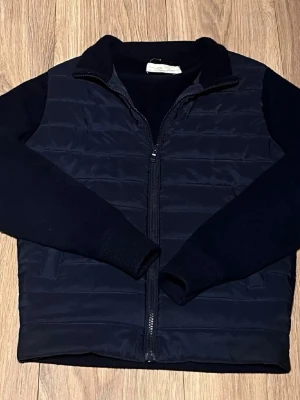 Sayless cardigan - De är en sayless cardigan i en skön marinblå färg perfekt nu till våren. Den e i toppskick och inte buren mycket alls (10 gånger max)I storlek XS. Ny pris ligger på 1199kr och denna för 799kr. Om frågor kontakta.😁😁😁