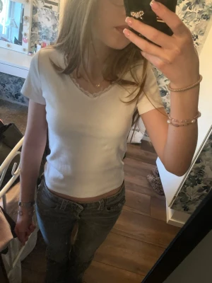 XOXO friends - Jag säljer en tröja med v-ringat runt halsen och även fina spets detaljer. Tröjan har ett ribbat material som är strechigt. Bra för en basic look. Jag säljer tröjan eftersom att den inte har kommit till användning. Om du har några frågor är det bara att skriva!💕