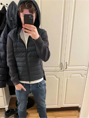 Woolrich cardigan  - Säljer en riktigt fet och stilren cardigan av woolrich. Passar verkligen perfekt nu till våren/sommarn. Den har inga defekter, och är i väldigt bra skick. Några frågor så svarar jag