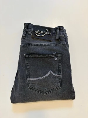Jacob cohen jeans limited edition 688 - Svart/grå Jacob cohen jeans limited edition //  Mycket bra skick //  Modell: 688 //  Storlek 30 //  Mått  Midja bredd 38cm  Längd 103cm  Innerben längd 79cm  Lårvidd 25cm  Benöppning 16cm  Skriv vid minsta fråga eller fundering🤝