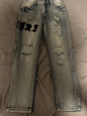 Fina amiri jeans - Jag har absolut ingen anning om de är fake eller äkta betala min vän 900kr för dom jag har inte använt dem mycket alls kankse 7 gånger max men jag har slutat gilla dom oxh tänker nu sälja dom!