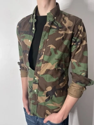 Ralph Lauren Skjorta - Följare får 100kr rabbat på originalpriset! Skjortan från Ralph Lauren är i storlek S. Den är i ny skick och supersnygg. Nypris ca 1600kr! Glöm inte att följa🌊🍾