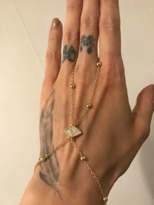 Handsmycke i 18k guldpltäering  - Super fint handsmycke i guldplätering med zirkoner kommer med smyckes bag 