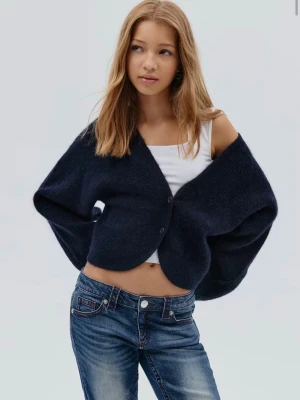 Mörkblå stickad kofta från Gina - Trendig mörkblå kofta med v-ringning och knäppning framtill. Modellen är cropped och har långa, lite pösiga ärmar. Perfekt att slänga över ett linne eller t-shirt. Koftan är stickad i ett mjukt material. Nypris 249 kr. Endast provad så den är som ny!💗💗hör av er för egna bilder