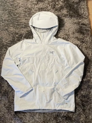 Vit arcteryx jacks - Arcteryx jacka i fint skick med lite smuts på vänster sidan, storlek s och passar mig som har storlek 170. Perfekt att köpa nu innan sportlovet! Vid köp kan man få me en arcteryx mössa!
