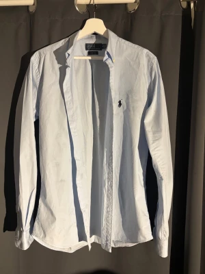 Ralph Lauren skjorta - Tja, säljer en fin Ralph Lauren skjorta. Storlek M. Skick 8.5/10. Nypris 2000, mitt pris 299 men kan diskuteras vid intresse! Hör av dig vid frågor o funderingar!