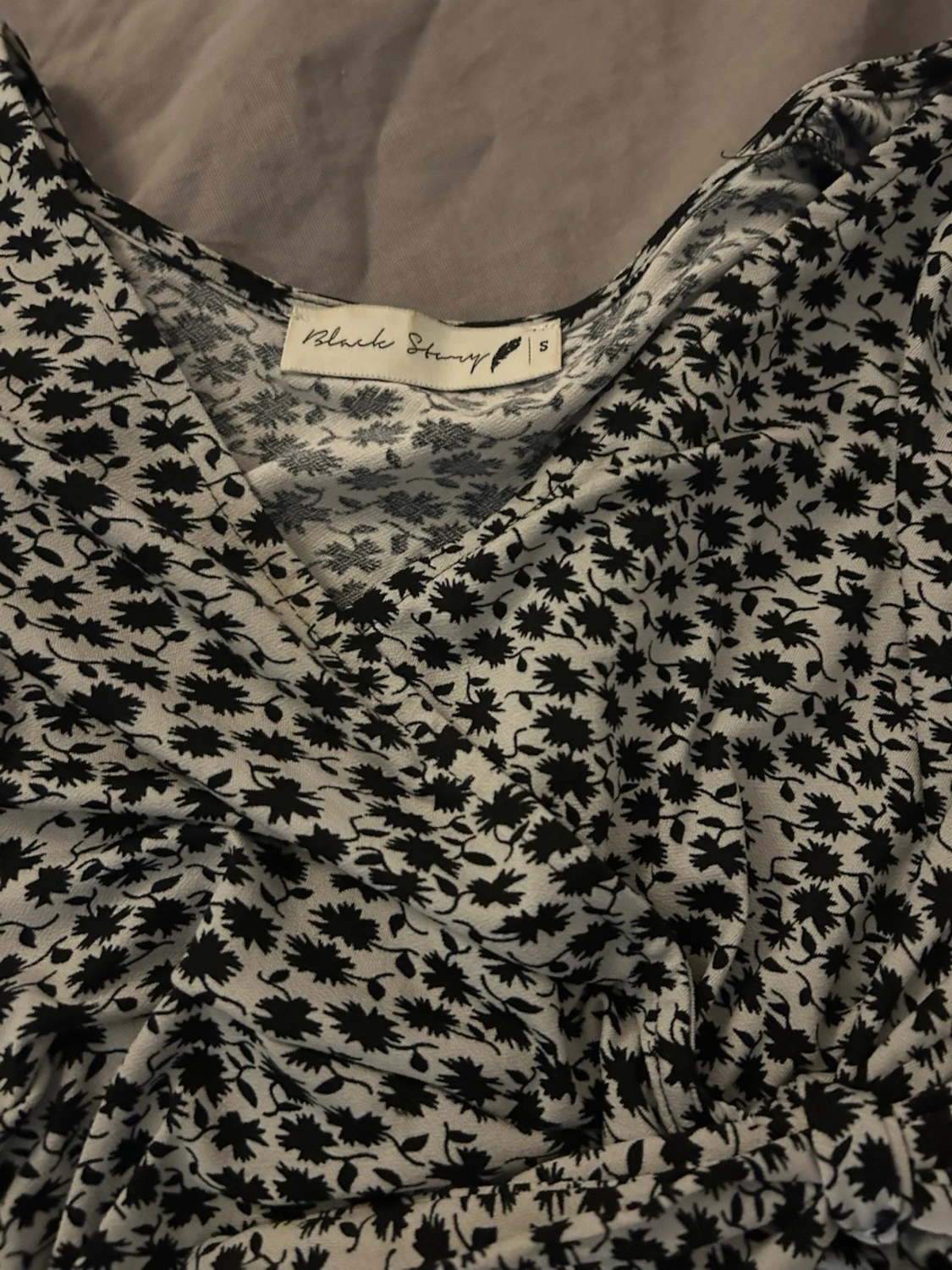 Svartvit blommig omlottopp Black Story - 1