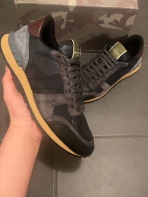 Valentino Rockrunner skor - Säljer ett Par Rockrunners skor i  Fint skick Skick: 9,4/10🧮  Inkluderat: box ingår!♦️  Pris: 1999 kr ej hugget i sten🎗️  Storlek: 42♣️  Snabbaffär = priset sänks-SERIÖSA BUD🔓