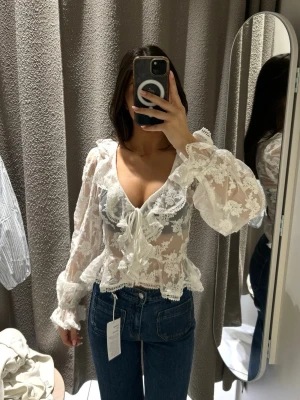 Vit spetsblus från Gina Tricot  - Slutsåld på hemsida och butik. Så snygg och knappt använd! 