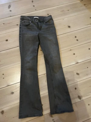 Grå bootcut jeans - Snygga grå jeans med klassisk femficksdesign och bootcut passform. Jeansen har en rak midja och är tillverkade i mjukt denimtyg som ger en skön känsla. Perfekta för dig som gillar en tidlös och avslappnad stil. Perfekta för mig som är 164 cm.