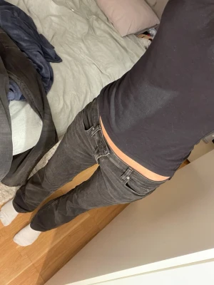 Lee jeans - Säljer ett par mörkgrå/svarta bootcut jeans med låg midja från lee i modellen Jessica. Man ser färgen bäst på första bilden. De andra bilderna är lite mörka. Storlek w26 L33. Endast använda ett fåtal gånger. Köpta för 1100kr.