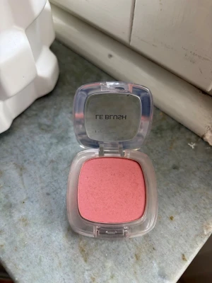 L'Oréal Paris Le Blush rosa rouge - L'Oréal Paris Le Blush i färgen ” Rose perfection ”, använd 2-3 ggr.