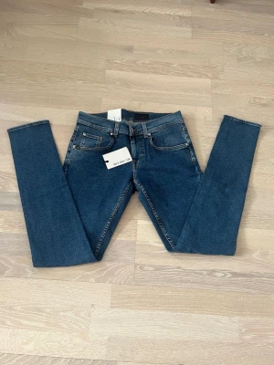 Blå tiger of sweden  jeans W29 L32 - Snygga blå tiger of sweden jeans med klassisk femficksdesign och slimmade ben. Perfekta till vardags för en clean och tidlös look. 1200kr nya. 