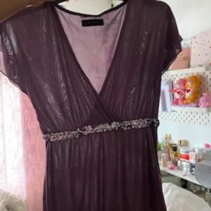 Lila blus med paljettbälte - Jättesnygg lila blus från vero Moda, aldrig använd, 2000 tals stil. Hejsan🤗Nu TOTAL rensar jag min garderob. Säljer allt ifrån 15-150kr🩷köp gärna bundles från mig så skickar jag allt tillsammans på direkten. Pris kan diskuteras vid köp av flera artiklar och snabb affär. Passa på att hitta fina fynd💰