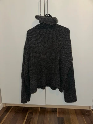 Mörkgrå polotröja i grovstickat från H&M - Stickad tröja från h&m använd 2 gånger 
