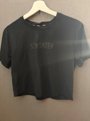 Träningströja från stronger - Säljer en kort modell på träningströja från stronger i storlek S passar även xs. Lite hårig men rollar innan postning.