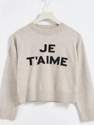 Grå tröja - Säljer den här slutsålda tröjan från gina tricot🩷 Jätte fint skick men döljer då den inte passar 