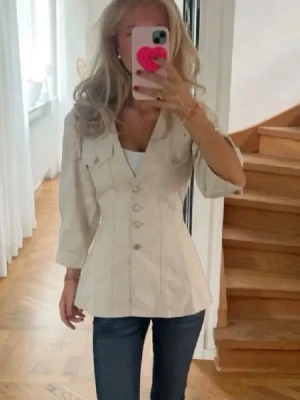 Topp - Storlek 36 från Avora. Prislappen är kvar på men har lite smink på insidan (vid vringningen)! 