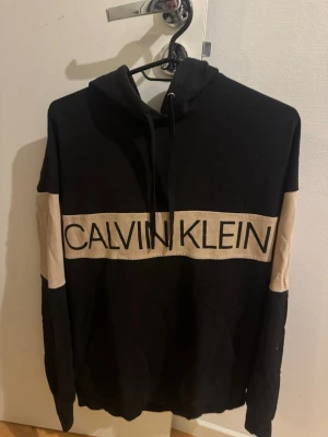 Calvin Klein Hoodie - Storlek M. Ok skick