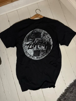 Stussy T-shirt - Svart stussy t -shirt med lite ovanligt tryck, använd fåtal gånger så extremt bra skick! 