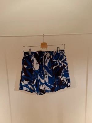Boss badbyxor - Snygga Boss badbyxor med unika detaljer, perfekta för stranden eller poolen. Perfekt för dig som ska utomlands under den kommande tiden! Köpta på Boss butiken i Schweiz för cirka 1000kr vilket är ny pris men vi säljer de för 500kr. Rabatt vid seriösa köpare! Skriv ifall ni har några frågor!