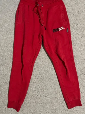 Röda mjukisbyxor från Hoodrich - Mjukis