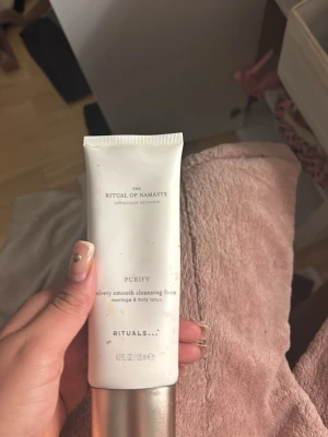 Rituals Purify Cleansing Foam - Rengöringsskum från Rituals, The Ritual of Namaste-serien. Purify Velvety Smooth Cleansing Foam med moringa och helig lotus. Vit tub med silverfärgad kork, 125 ml. Perfekt för daglig ansiktsrengöring.