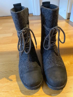 NYA Varma vinterkängor, Pomar Women’s Koli XW - NYA Varma vinterkängor, Pomar Women’s Koli XW, stl 39. Nyskick, köpt vintern 2024-2025, endast använda vid 2 tillfällen. Nypris: 1764 kr. GoreTex Boots Granite felt/Black waxy leather Storlek: 39, extra vida Färg: Granitgrå/svart Perfekta för kalla dagar och ger en stilren look.