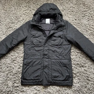 NY J Lindeberg field jacket - Säljer denna riktigt feta j Lindeberg field jacketen!⭐️Skick : NYSKICK🙌Storlek M passar också S!⭐️NYPRIS = 4000kr! Hör gärna av er om ni har funderingar!👍