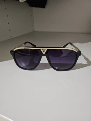 Lvglasögon  - Sjukt cleana solglasögon. Nytt skick, sitter perfekt och ger riktig drip. Passar alla fits🔥😎 Dm vid intresse