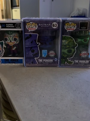 Funko Pop! DC Special Edition 3-pack - Säljer ett set med tre Funko Pop! vinylfigurer: The Joker (färgglad med mönstrat ansikte), The Penguin (lila Art Series) och The Riddler (grön Art Series). Alla figurer är i sina originalförpackningar och har Special Edition-märkning. Perfekt för DC-samlare!
