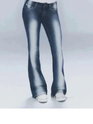 Jeans - Säljer dessa virala byxorna från Weekday! Kanot använda. Är i storlek 30x34 men är uppsydd lite. 32 var för kort för mig och 34 var för lång så något där emellan💗