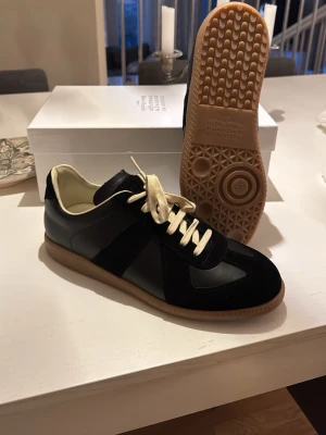 Maison Margiela gats  - Maison Margiela gats, storlek 44. Helt nya, aldrig använda. Box o dustbags fås med