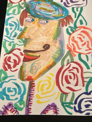 Färgglad abstrakt teckning med blommor - Unik handritad teckning på papper med ett abstrakt ansikte i starka färger och bakgrund av stiliserade rosor i rött, blått, gult och lila. Motivet har en konstnärlig och lekfull känsla med många detaljer och färgskiftningar. A4.