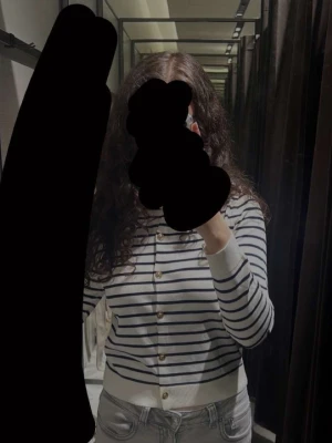 Zara tröja  - Randig tröja från Zara! Super elegant o nice material, fel storlek så därför säljer jag den! Skriv privat för fler frågor.