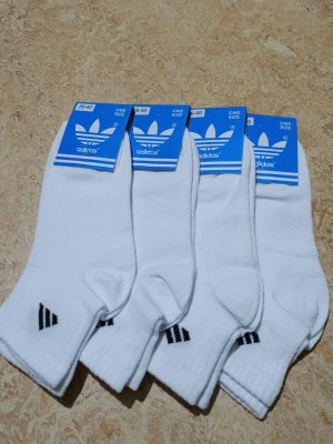 Vita Adidas strumpor  - Mycket fina strumpor som är jättesköna. Nya med etikett. Prislista följer nedan. Meddela mig vid hur många par ni vill ha.        1 par: 34 kr. 2 par:64 kr. 3 par: 96 kr 4 par: 124 kr 