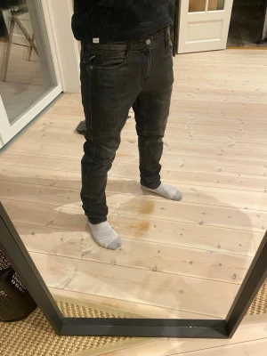 Replay jeans  - Säljer ett par gråsvarta jeans från replay som är riktigt sjysta att bära på. Sitter som regular i passformen. Varken baggy eller skinny. Hör av er vid frågor. 