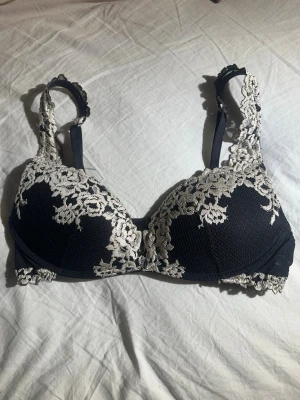 Svart bh med spetsdetaljer - Trendig svart bh med beiga detaljer. I 75C. Skriv för frågor! Från intimissimi