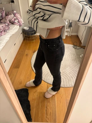Svarta bootcut jeans från Gina tricot - Snygga svarta jeans från Gina tricot med bootcut-modell och klassisk femficksdesign. Jeansen har hög midja och med lätt utsvängning nertill. Perfekta för dig som vill ha en tidlös och trendig look. Är i storlek 36/S har inga defekter. Jag är 178cm och de är ungefär 5cm förkorta för mig 
