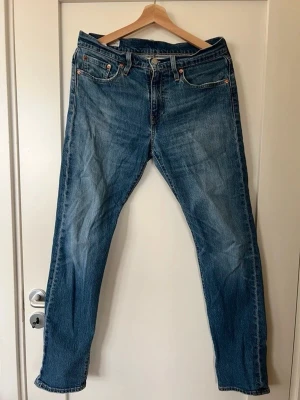Levi's blå jeans - Klassiska blå Levi's jeans med rak passform. Använda men i bra skick. Dm vid frågor!