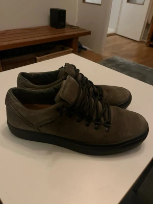 Timberland sneakers  - Snygga mörk bruna sneakers med svart sula och svarta snören. Skorna är tillverkade i mocka med robust känsla. Perfekta för dig som gillar stilrena och enkla sneakers med lite varma o bra utomhus .