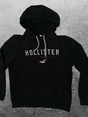 Hollister hoodie S - En snygg hoodie från hollister i storlek S. Bra skick! Färg svart. 😀